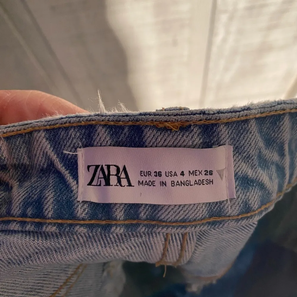 Zara Women's‎ size 4 Light Wash Straight Leg High Rise Jean Pants - Image 5