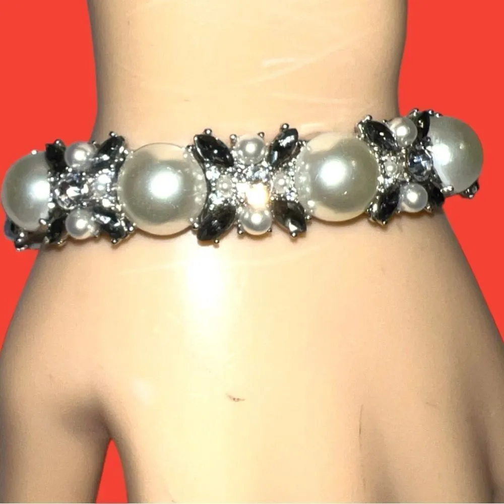 Gorgeous silver stretchy bracelet with pearl and baguette stone design! New Silver - Image 4