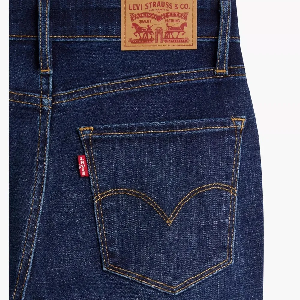 Levi's 721 High Rise Skinny Jeans dark wash size 27! - Image 6