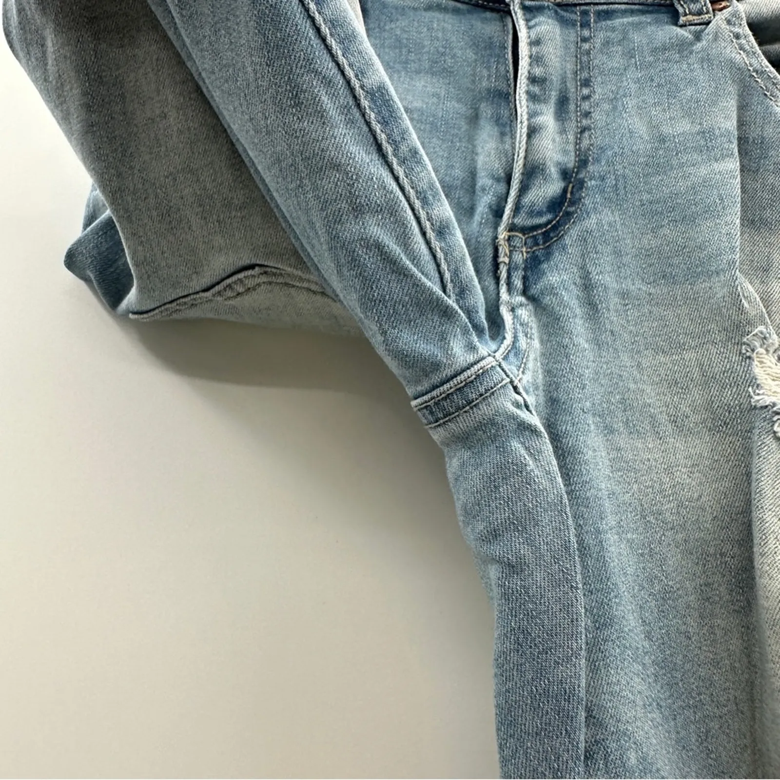 Refuge Mid Rise Light Wash Distressed‎ Skinny Jeans Sz 6 - Image 5