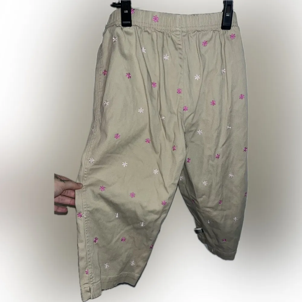 White Stag Khaki Crop Below-The-Knee Embroidery Y2K Pink Flower CapriPants Size8 - Image 2