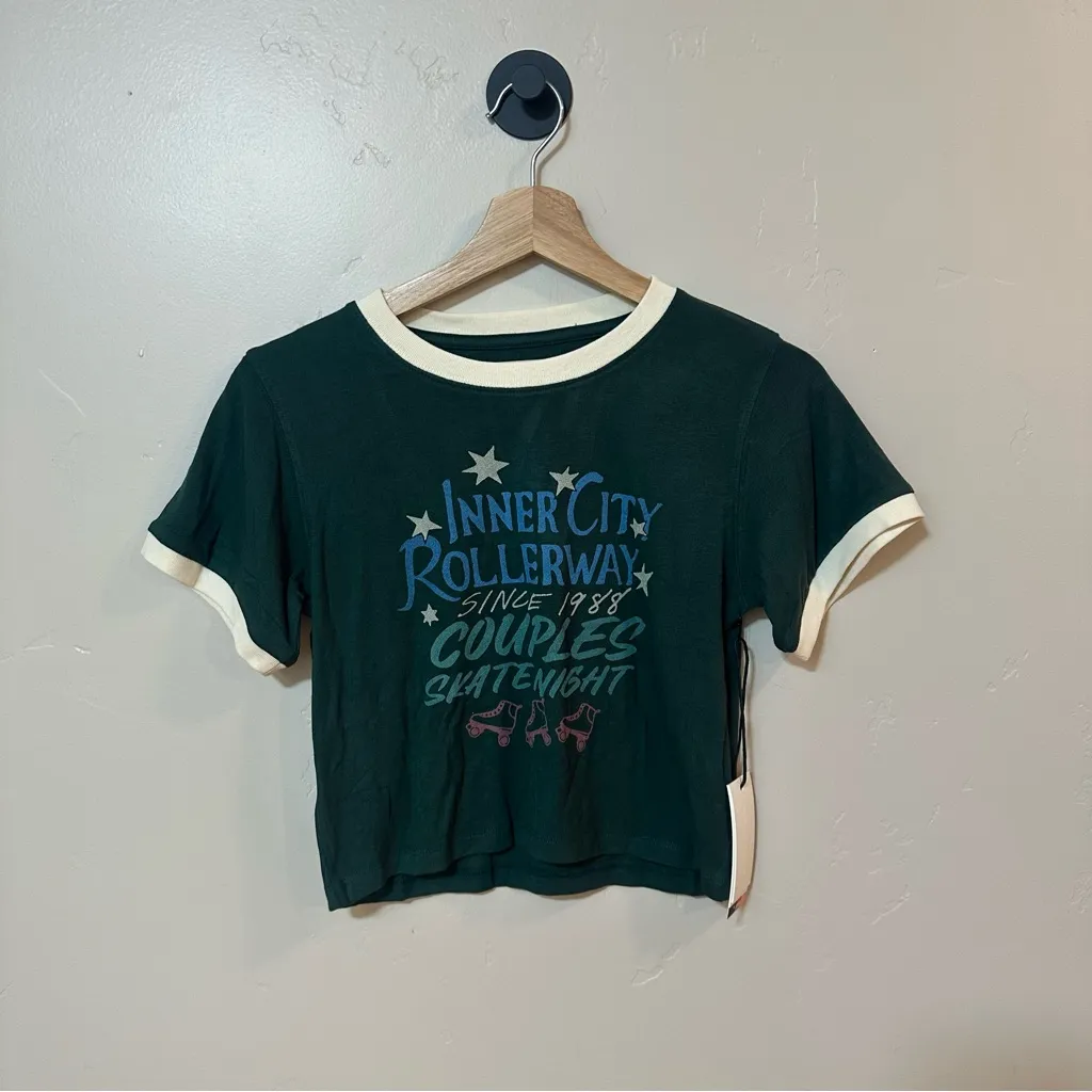 NWT Honor the Gift Roller Rink Cropped Baby Ringer Tee Medium Green - Image 5