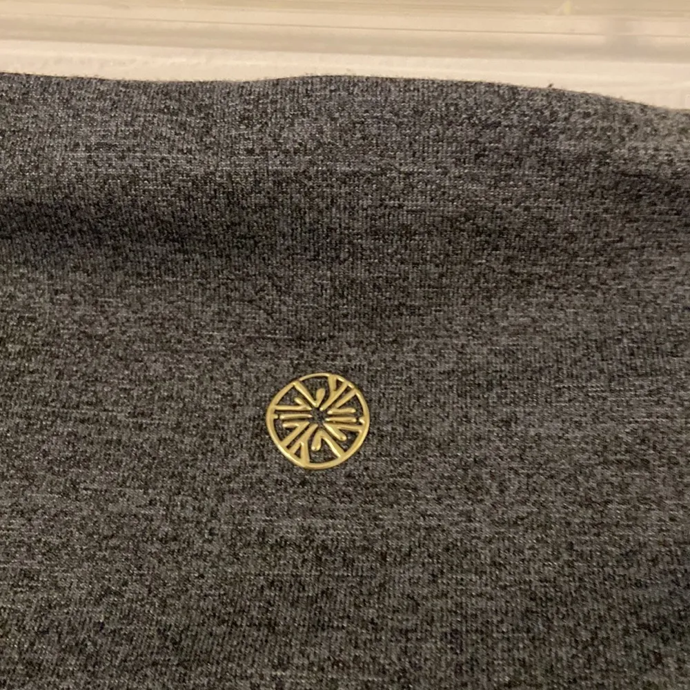 Lilly Pulitzer Luxletic  Gray Leggings Sleek Stretchy Design size XL BNWOT - Image 4