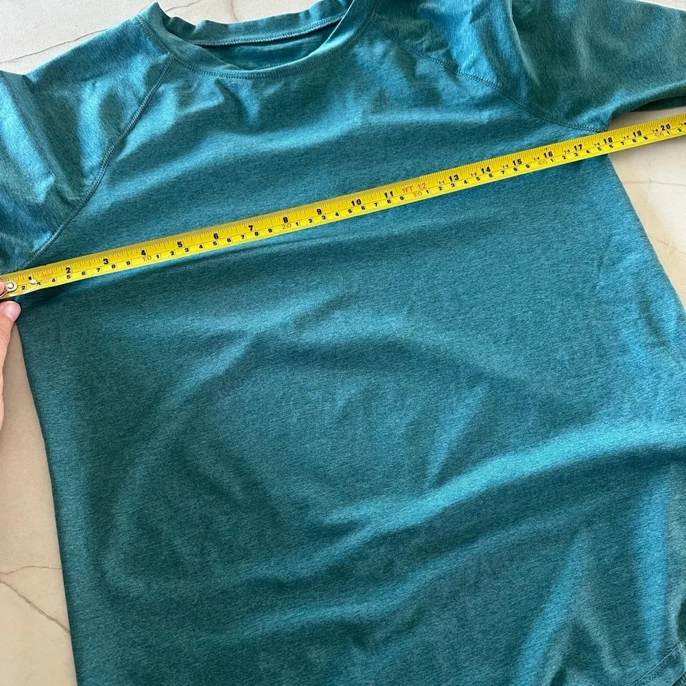Runway Athletics Keyhole Back Teal Long Sleeve Top Women’s size Large Blue - Image 10