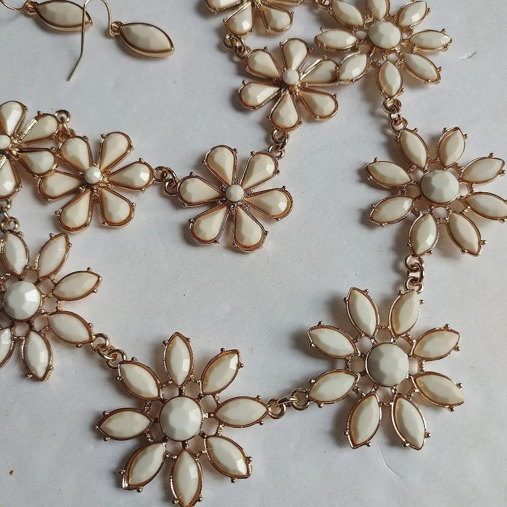 Crème Flower Necklace Earrings Set Gold - Image 3