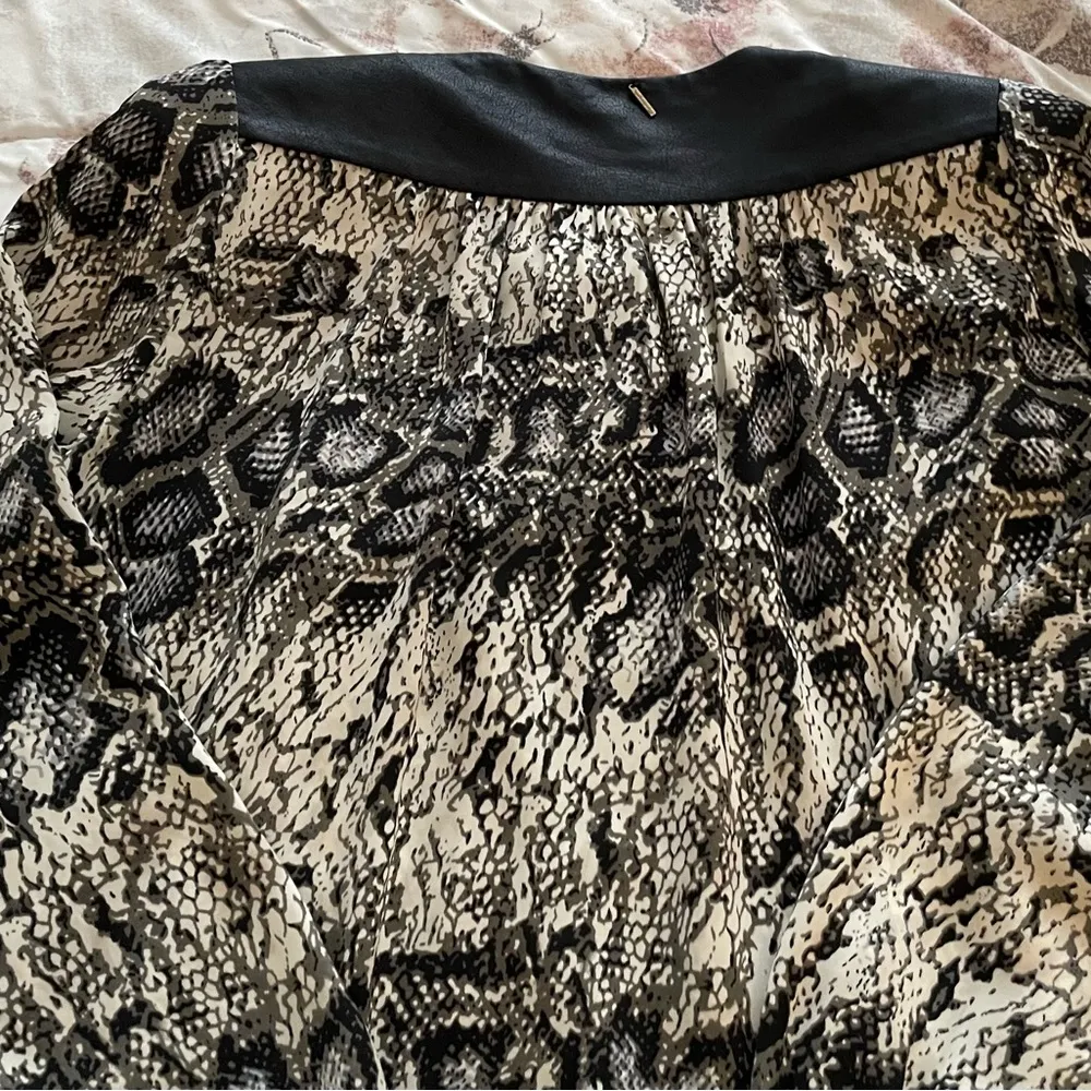 Vintage T-bags Los Angeles animal print snake long sleeve silky blouse, size S - Image 12