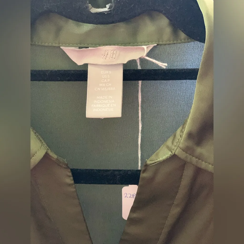 H+M Green Satin Button-Up Collared Shirt.   Size-Small - Image 4