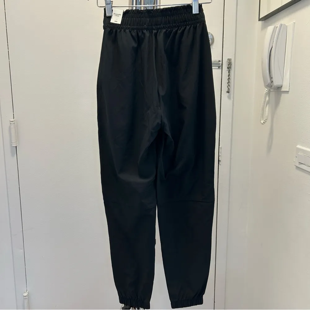NWT Abercrombie & Fitch Petite Black Traveler Joggers - Image 4