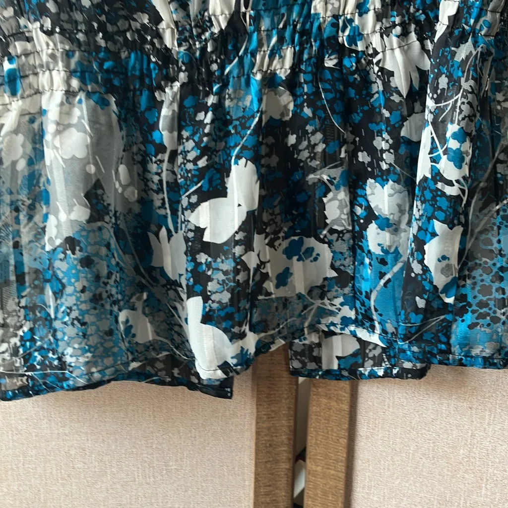 Dressbarn Blue and Black Floral Blouse with cami small - Image 13