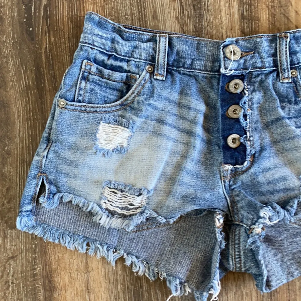 Bullhead Distressed Slouchy Denim Short Size 3 - Image 3