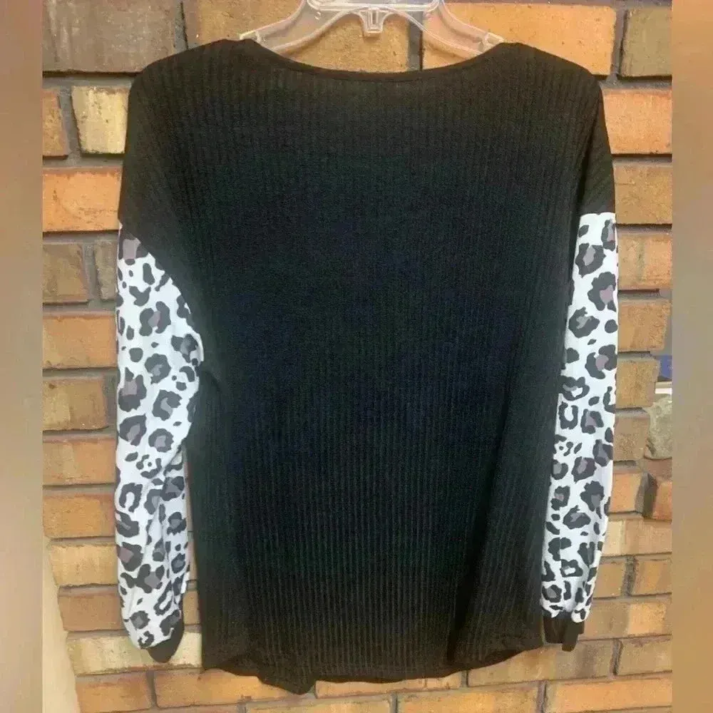 Emery Rose Women’s Cow Print Sleeve Blouse Black Size M - Image 2