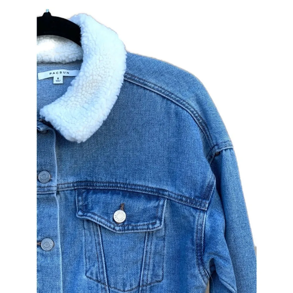 PacSun Faux Fur Sherpa Collar Cropped Denim Trucker Jacket NWT Small - Image 3