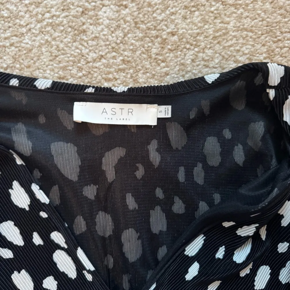 ASTR Women's Black and White Patterned Top - Image 2