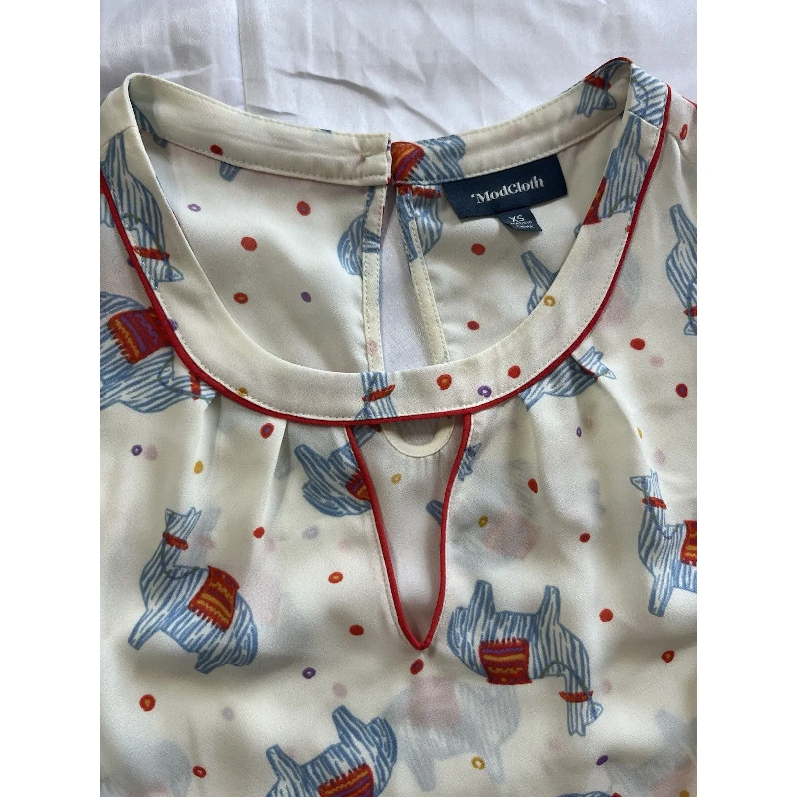 ModCloth Sleeveless Top XS Llama Alpaca Print Red Trim Keyhole Blouse - Image 5