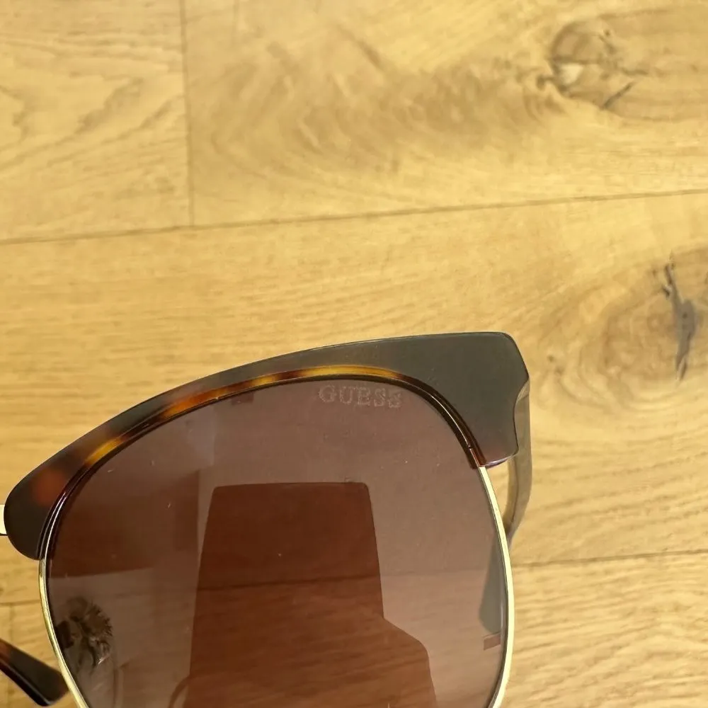 Guess GU7414 Sunglasses in Tortoise - Image 6