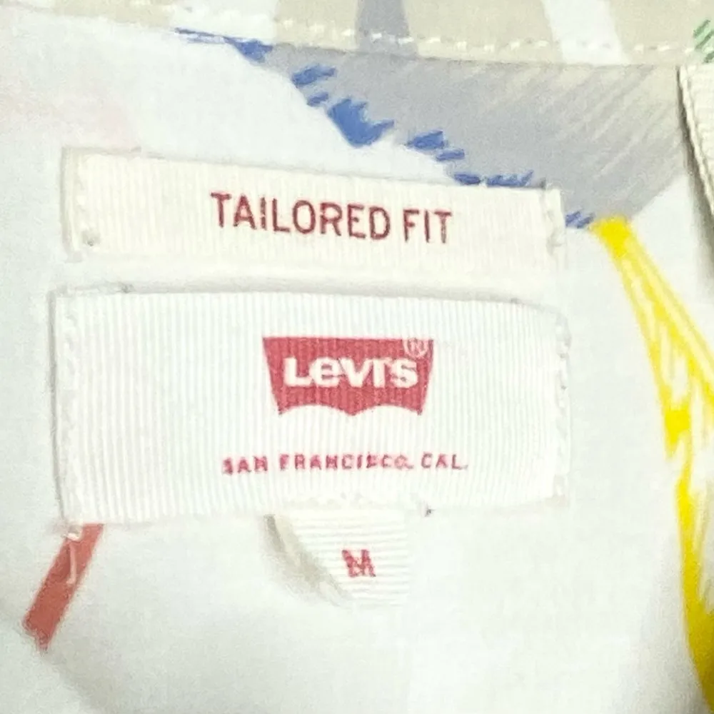 Levi’s White Floral Button Up Shirt Top Women’s Size Medium Tailored Fit Summer - Image 4