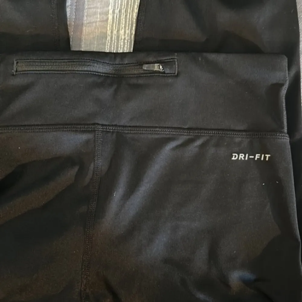 Athletic Nike Swoosh Black Dri-Fit Athleisure GYM Leggings Size Small EUC #4356 - Image 3