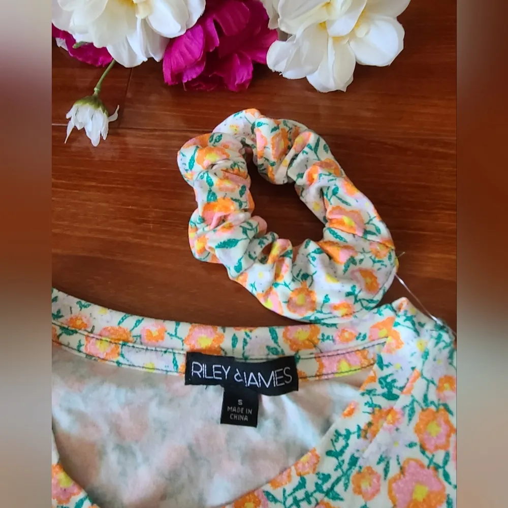 Riley & James T-shirt w/ matching hair accessory Size Small - Image 4