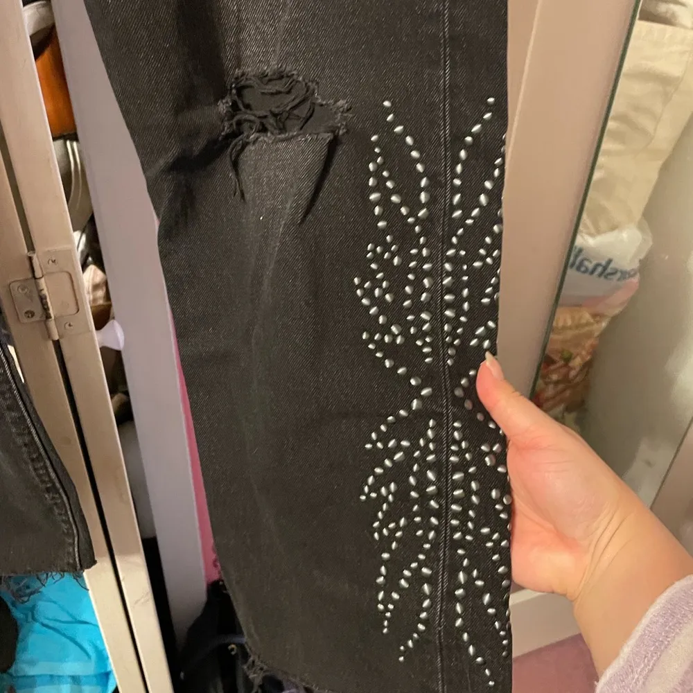 Levi's NWT  501 STUDDED CROPPED JEANS - Image 12