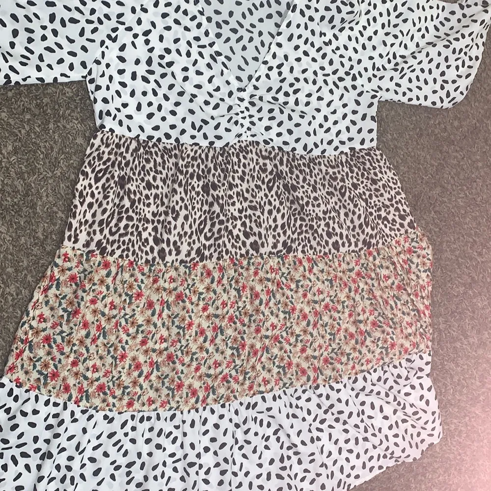 Umgee leopard floral dotted flowy woman dress size SMALL - Image 2