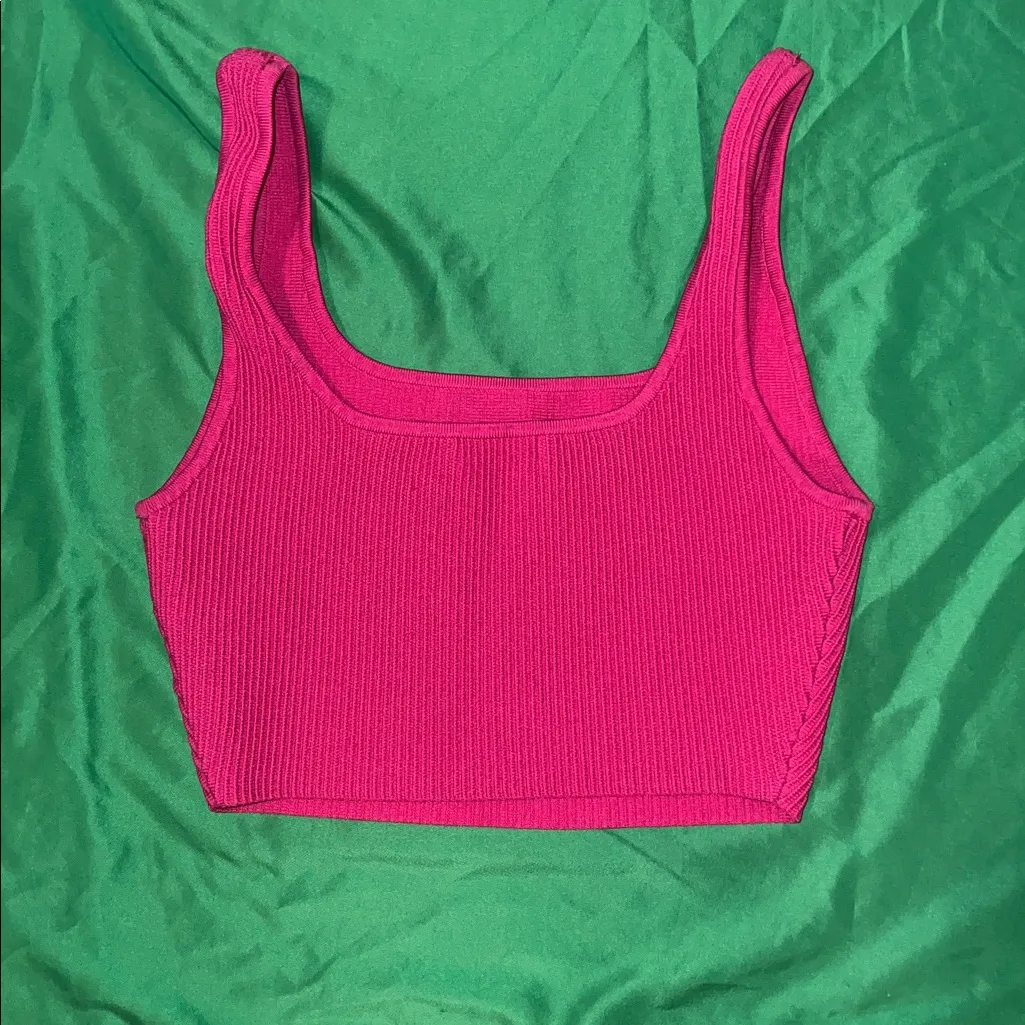 Aritzia Babaton Fuchsia Ribbed Cropped Top size Medium - Image 2