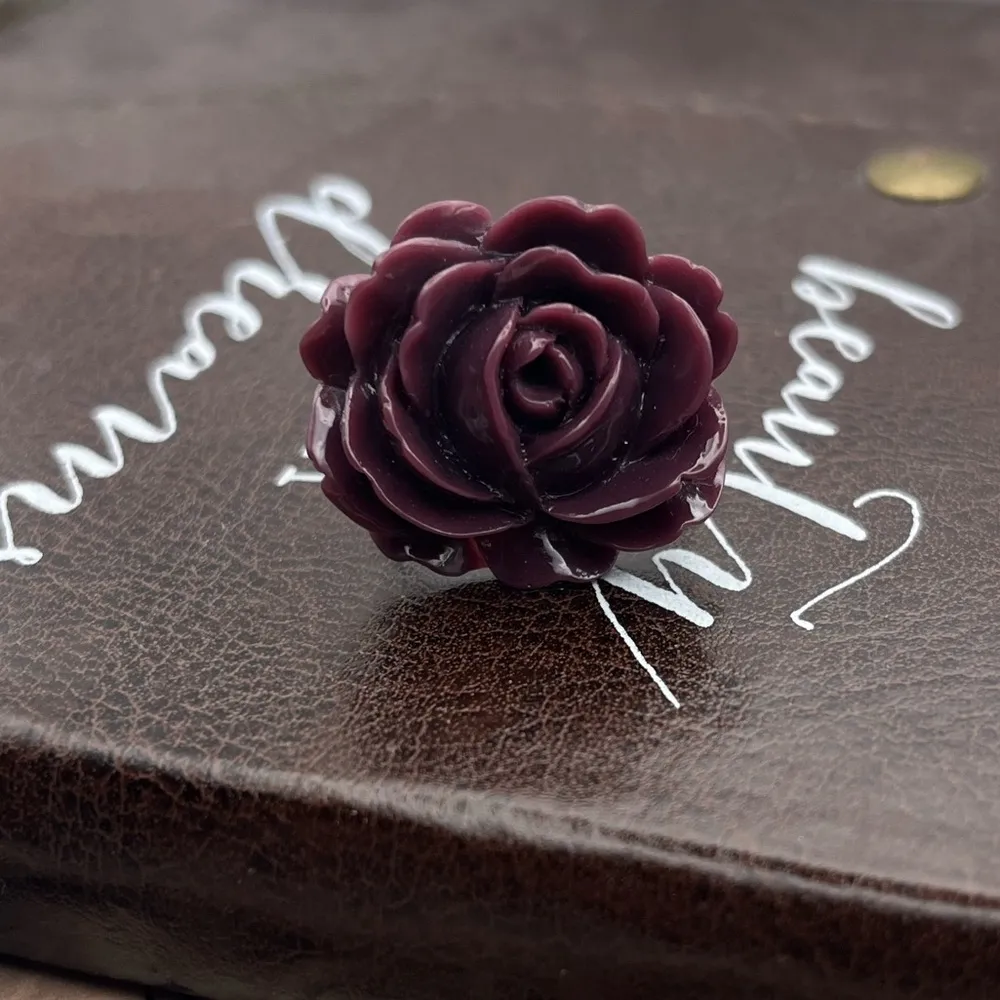 Vintage 1960s Resin Rose Ring Dark Plum Oversized Adjustable Purple - Image 6