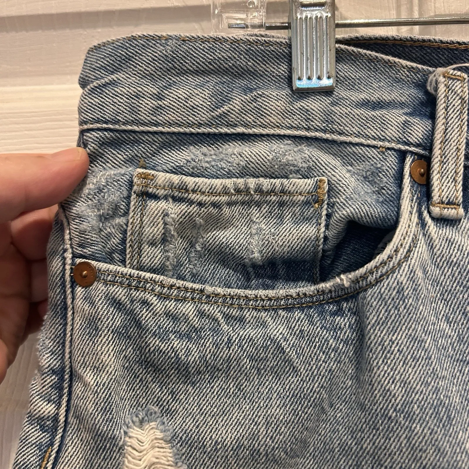 BlankNYC Distressed High Rise Button Fly Light Wash Denim Shorts‎ Sz 32 / US 14 - Image 4