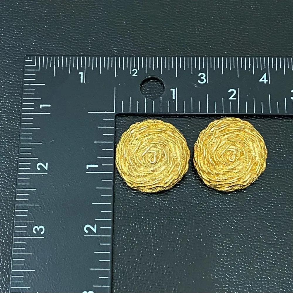 Vintage 80’s PAOLO  Gold-plated Textured Rose Clip On Round Earrings - Image 9