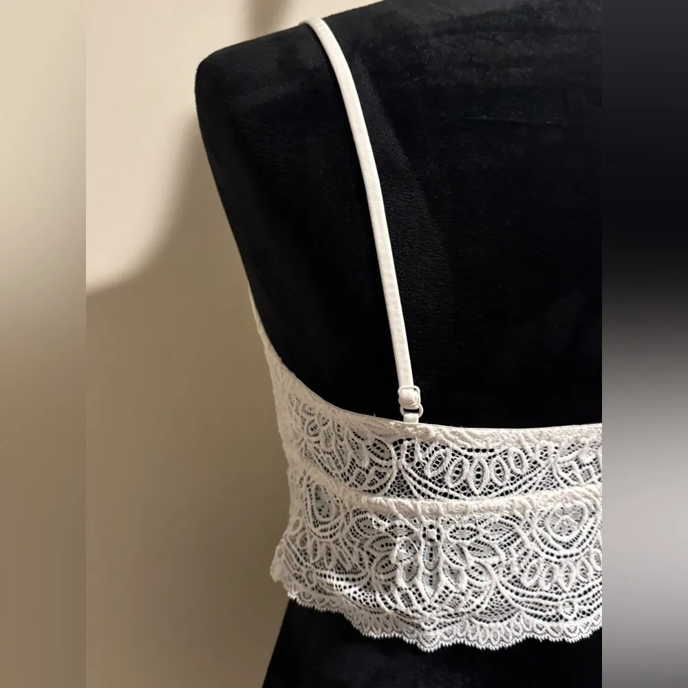 EUC Colsie White Floral Lace Bralette size medium - Image 5