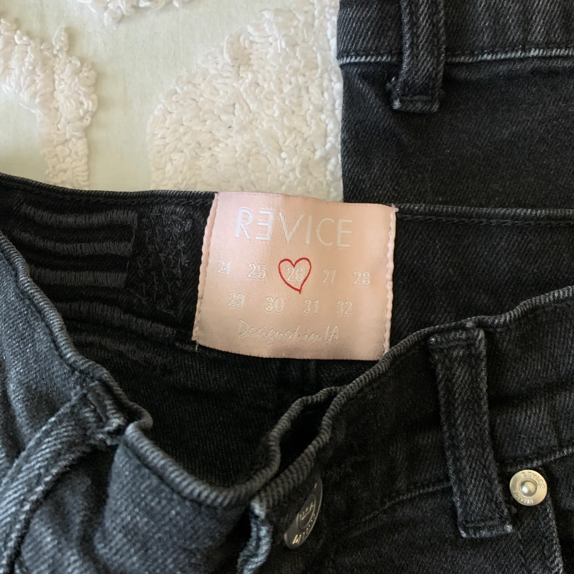 Women’s 26 REVICE Farrah Midnight Wash Black Waistband Straight Leg Jeans - Image 5