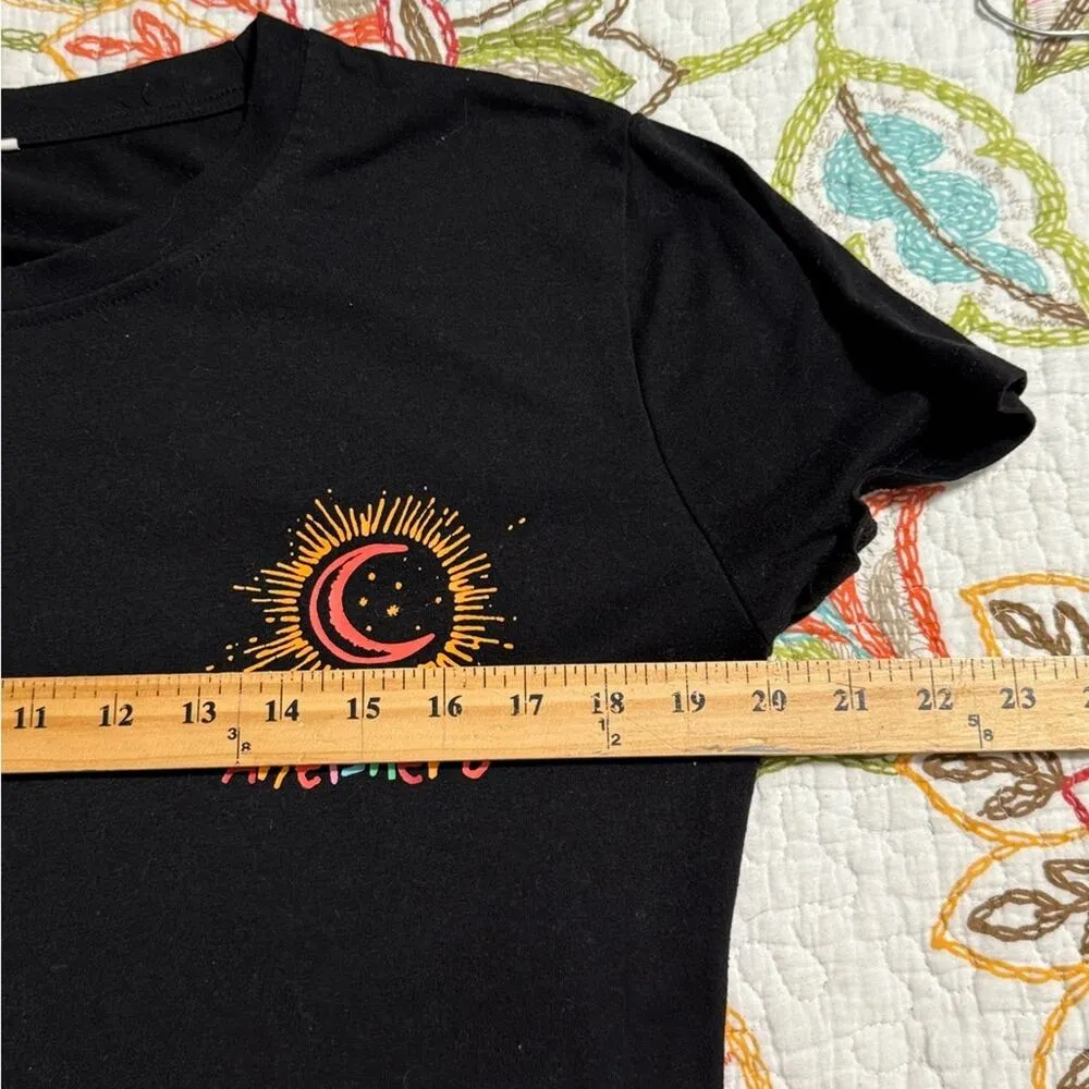 Medium women’s graphic t - Image 3