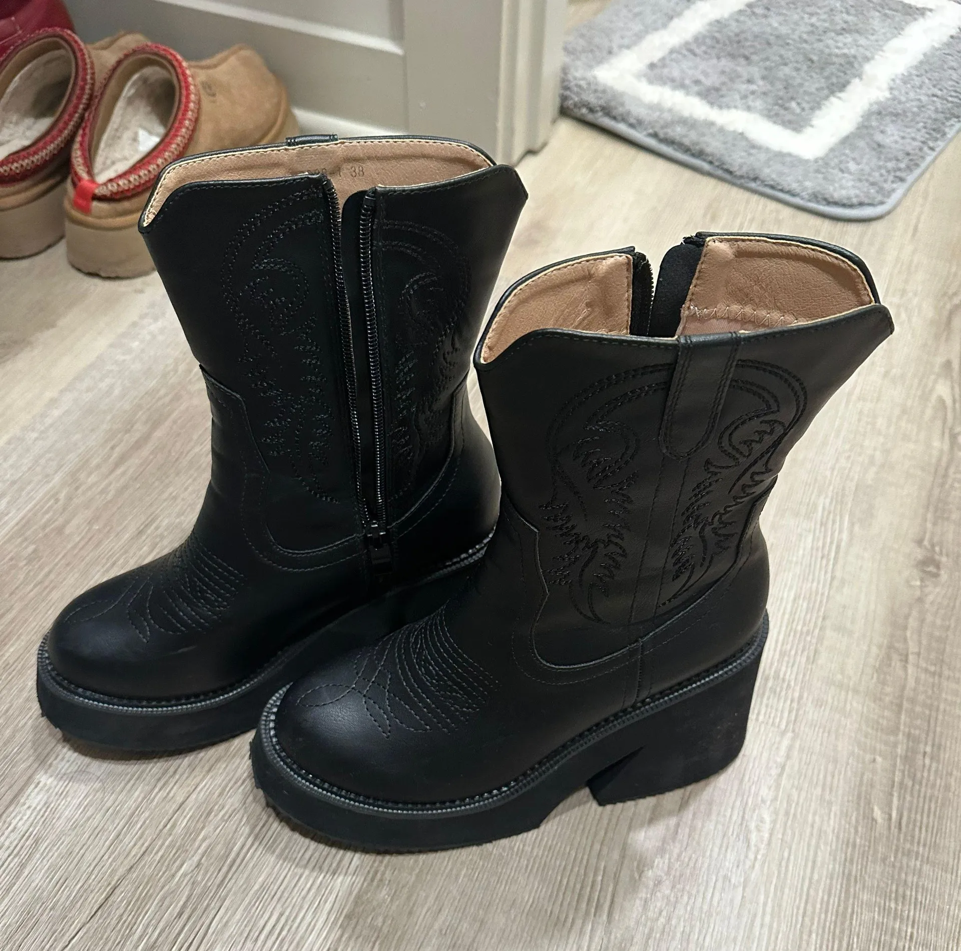 Black Embroidered Boots Size 7 - Image 4