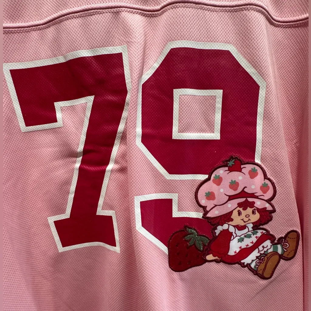 Strawberry Shortcake and Custard Cat Women's Cropped Pink Football Jersey - Image 9