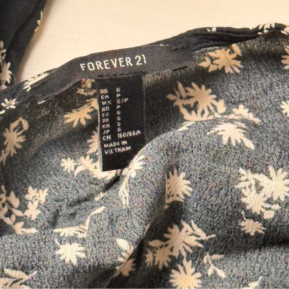 Forever 21 Women’s Black Floral Button Front  Short Sleeve Romper Sz S - Image 6