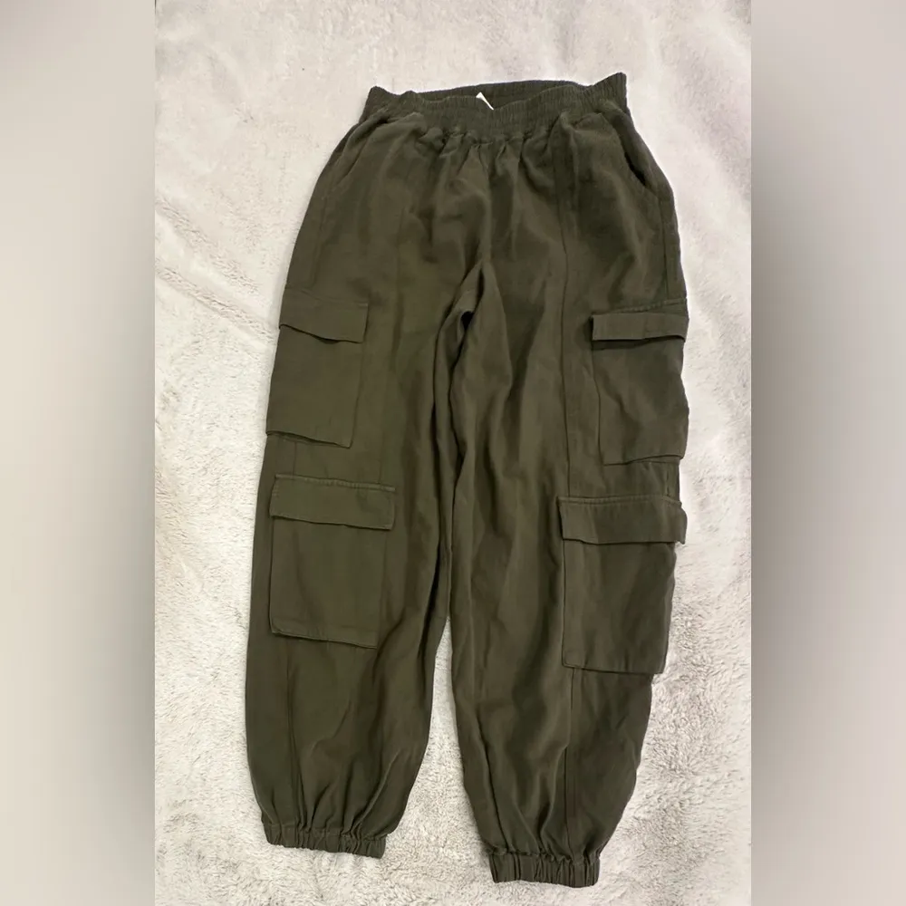 Know one cares (NWT) olive green cargo pants size medium - Image 2