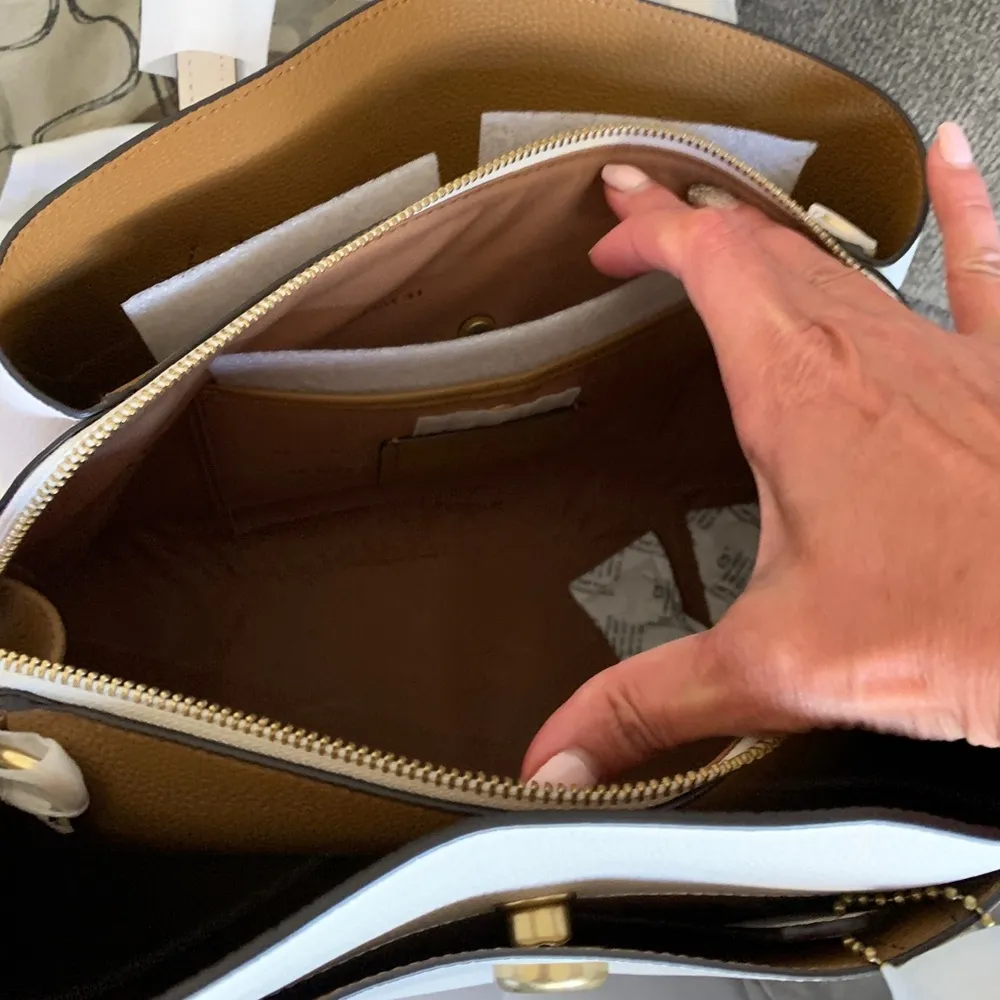 Coach Authentic  1941 Pebbled leather 3 compartments turnlock carryall/tote/Crosb - Image 2