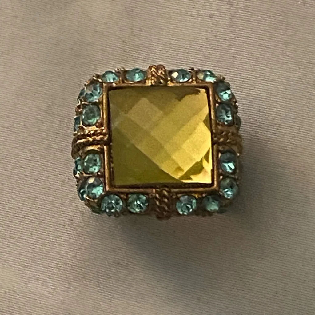 Vintage Womens Elastic Back Cocktail Ring Yellow Stone Blue Stones 1” Square - Image 2