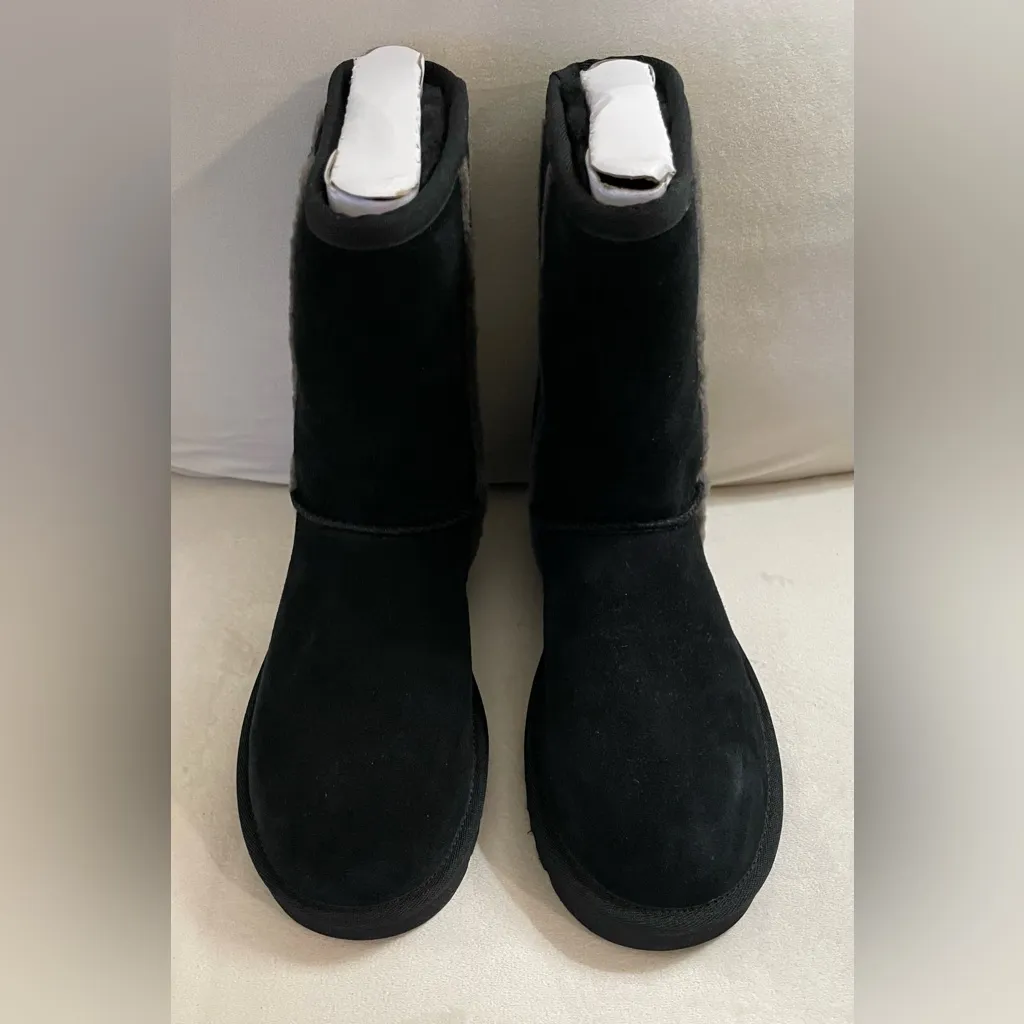 UGG  New in Box Classic Short Shearling Logo Black & Grey Size 6 - Image 4