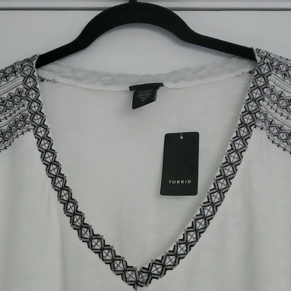 NWT Torrid Embroidered V-Neck Dolman Sleeve Short Sleeve Top - Image 12