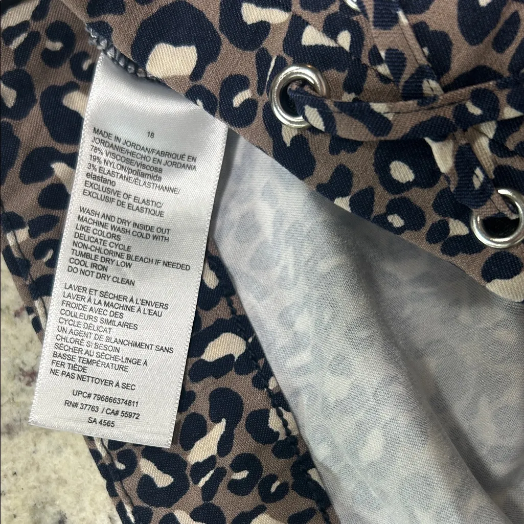 Rafaella Black and White Patterned Capris - Image 8