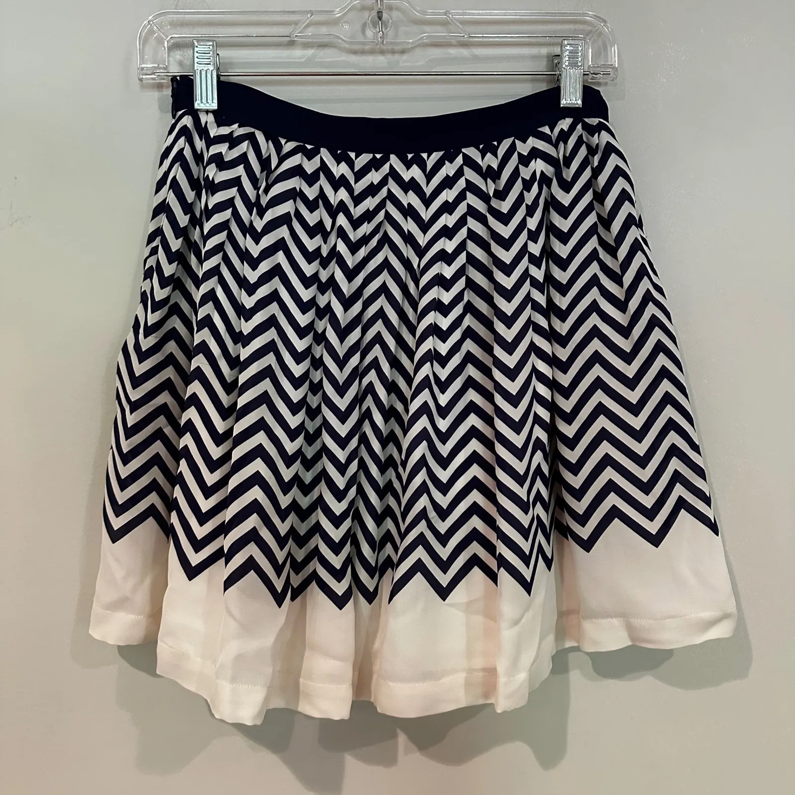 Joie Chevron Silk Mini Skirt Women's XS Navy Cream Career Luxury Dainty Feminine - Image 4