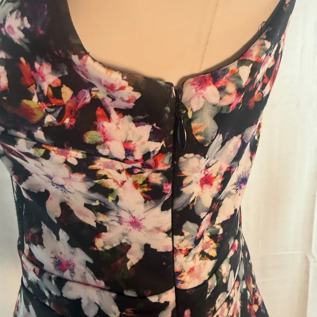 Bebe Floral Sleeveless Blouse with Lace Trim – Size Medium - Image 2