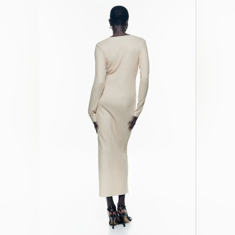 NWT  SOFT RIBBED DRESS V-neck midi dress with long sleeves. Size Small - Image 4