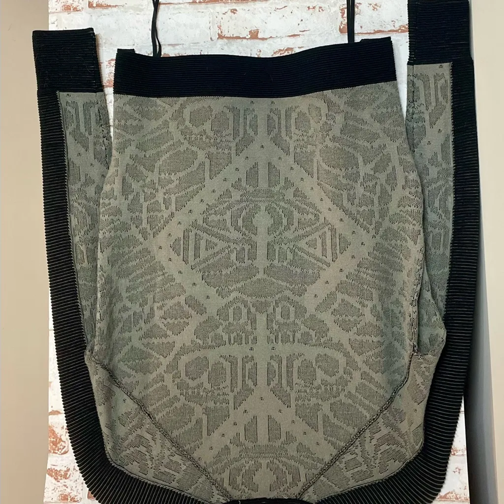 Nicole Miller Elegant Crewneck Sweater with Intricate Pattern Gray - Image 2