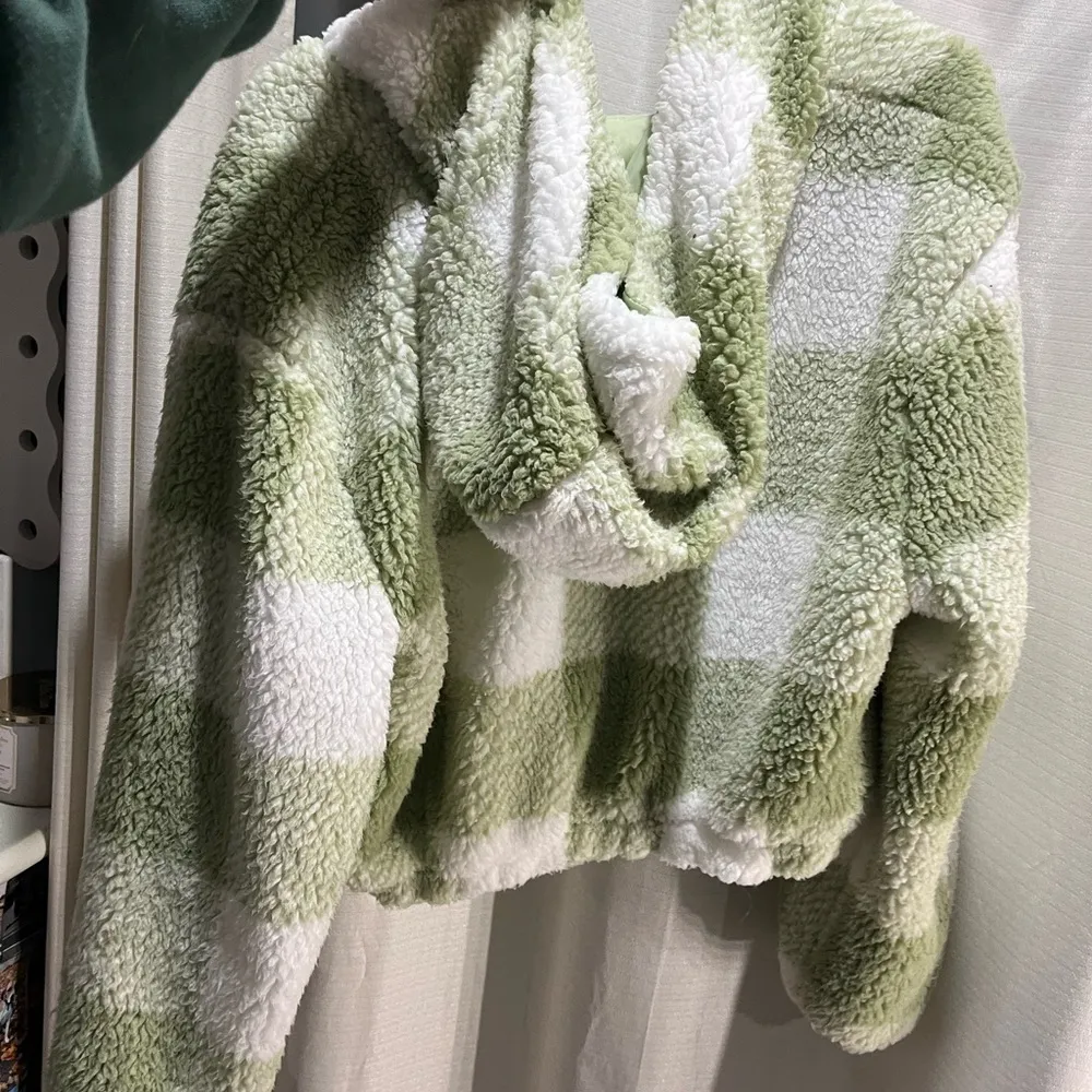 Green crop Sherpa jacket coat Size L - Image 3