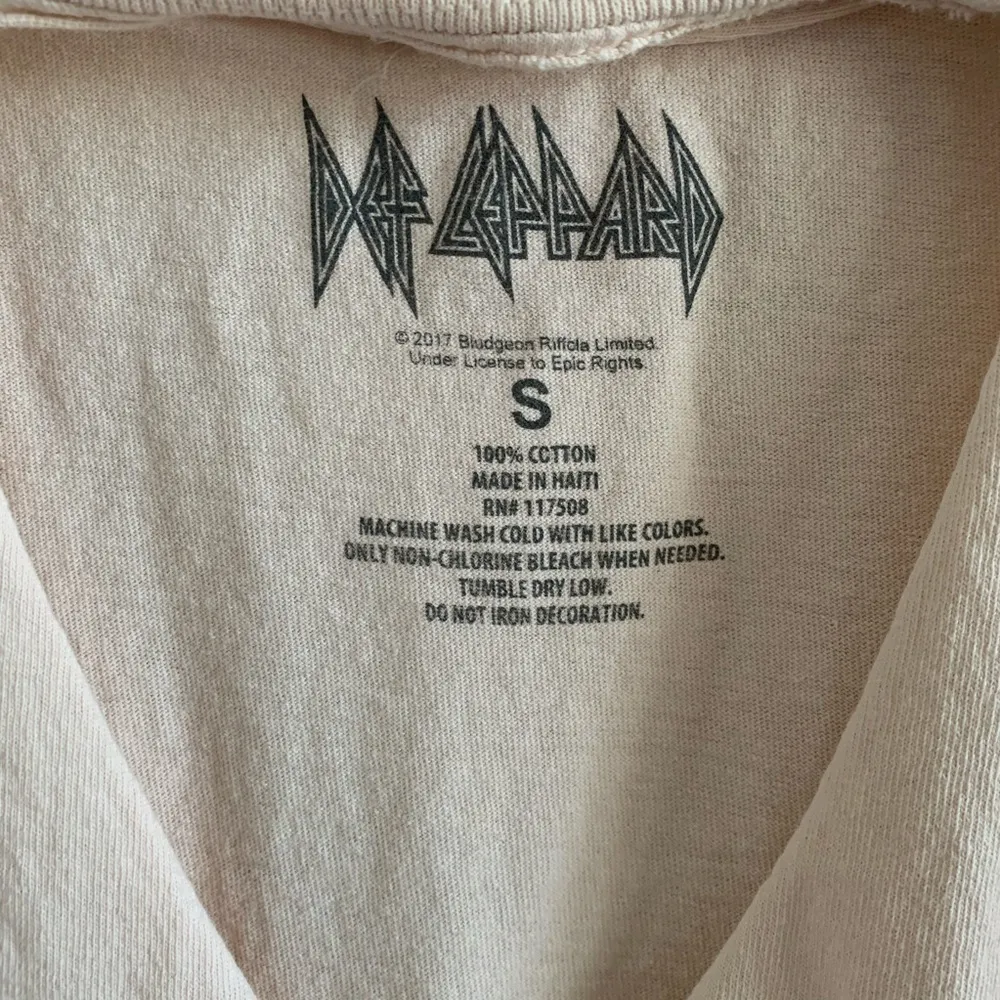 Def Leppard  Cut-Out Band Tee Small - Image 3