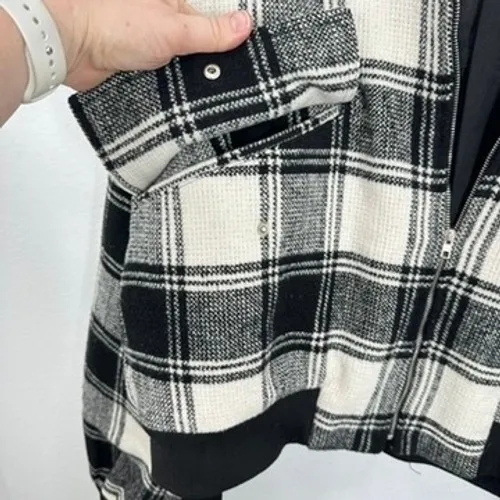 House of Sunny Plaid Cropped Bomber Jacket Womens Size 6 Black White - Image 6
