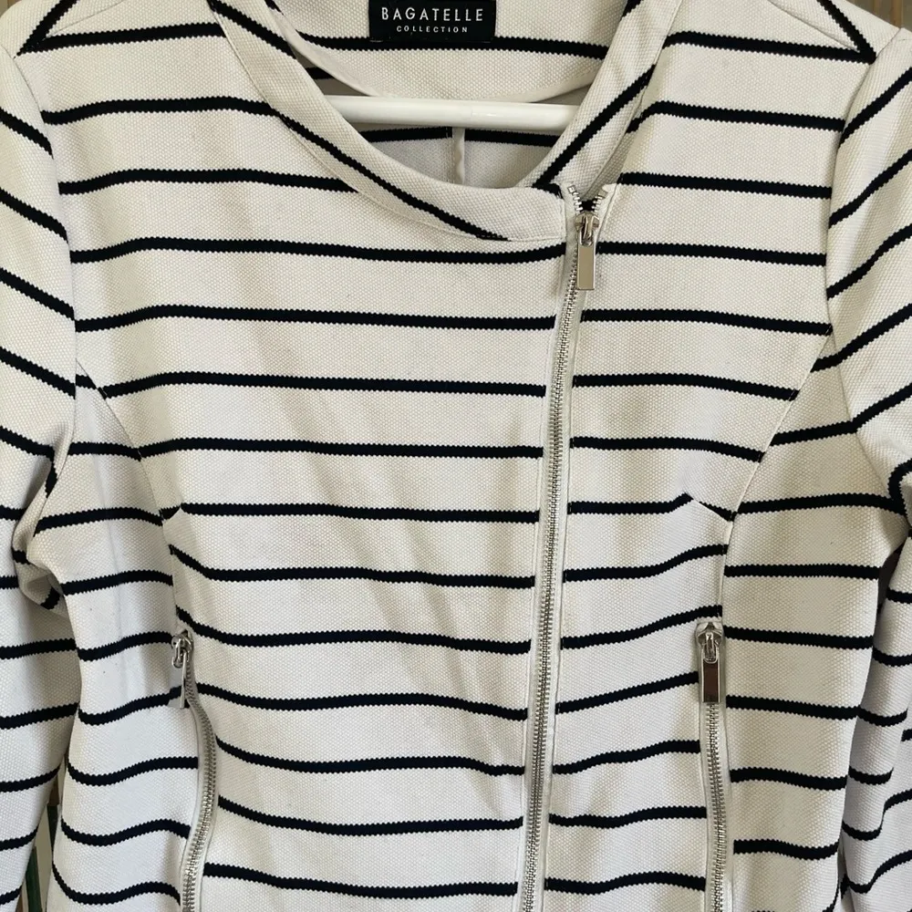 Bagatelle Women's White
Striped Jacket Moto Style Zip size L - Image 5