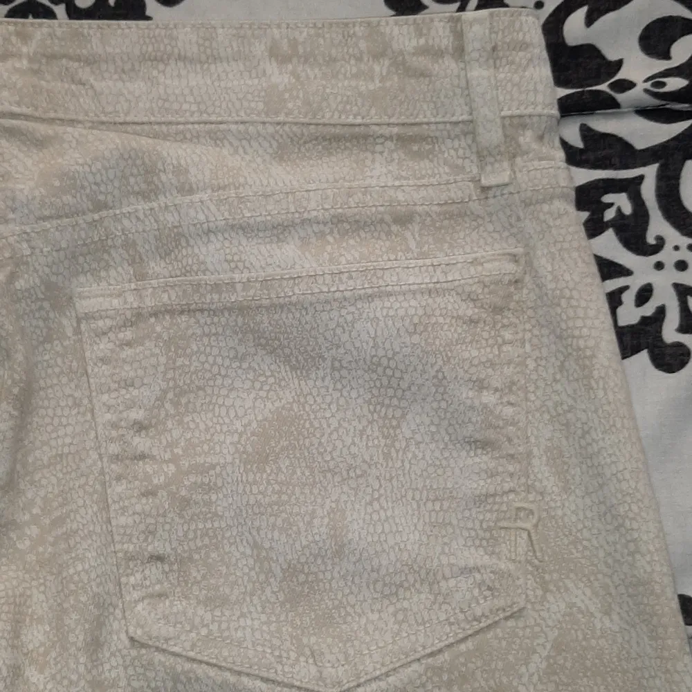 Rich & Skinny reptile print cream colored jeans - Image 7