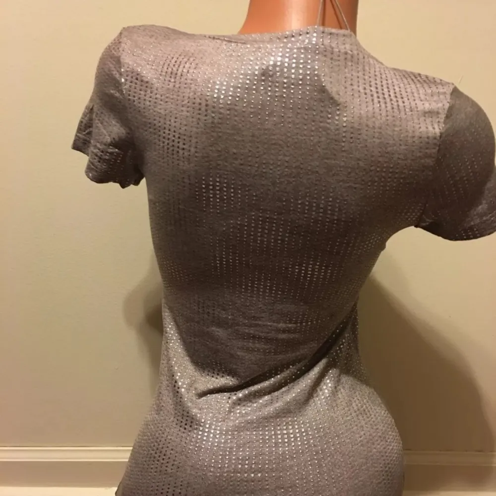 NWOT  Buckle V-Neck Shirt Size Small Champagne Very Nice - Image 5